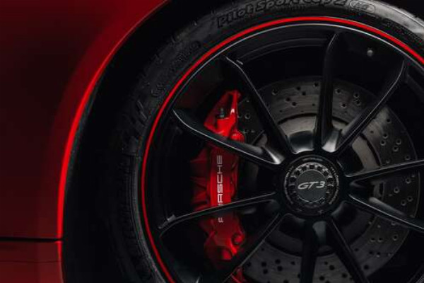 Колесо червоного автомобіля Porsche 911 GT3