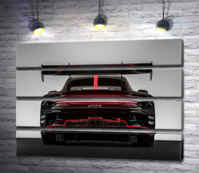 Черный автомобиль Porsche 911 GT3 R