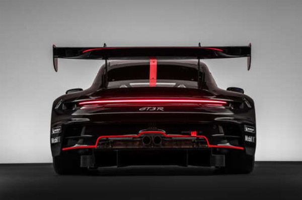 Чорний автомобіль Porsche 911 GT3 R
