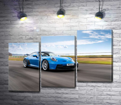 Модульная картина "Голубой автомобиль Porsche 911 GT3 на трассе"