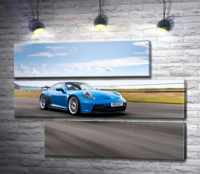 Голубой автомобиль Porsche 911 GT3 на трассе
