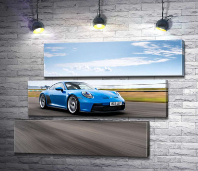 Модульная картина "Голубой автомобиль Porsche 911 GT3 на трассе"