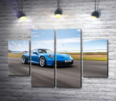 Блакитний автомобіль Porsche 911 GT3 на трасі
