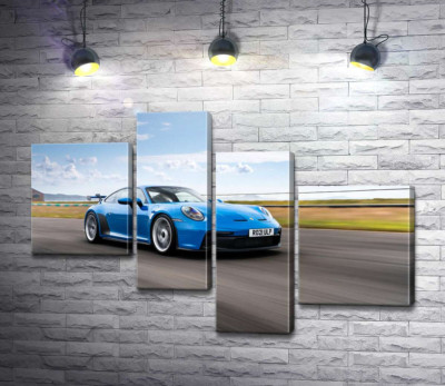 Голубой автомобиль Porsche 911 GT3 на трассе