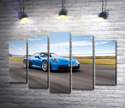Модульная картина "Голубой автомобиль Porsche 911 GT3 на трассе"