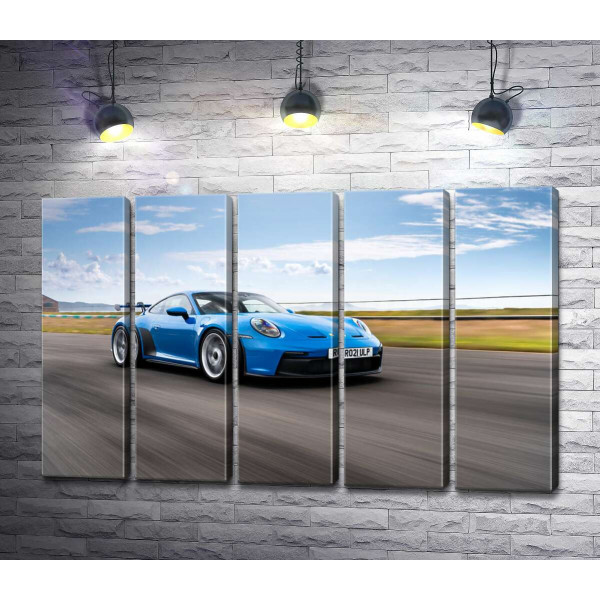 Голубой автомобиль Porsche 911 GT3 на трассе