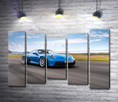Модульная картина "Голубой автомобиль Porsche 911 GT3 на трассе"