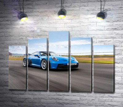 Блакитний автомобіль Porsche 911 GT3 на трасі