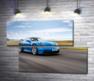 Модульная картина "Голубой автомобиль Porsche 911 GT3 на трассе"
