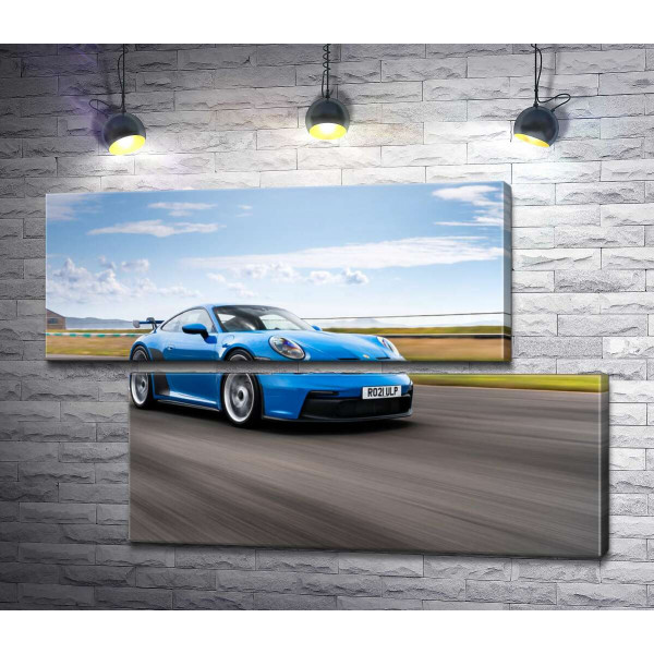 Блакитний автомобіль Porsche 911 GT3 на трасі
