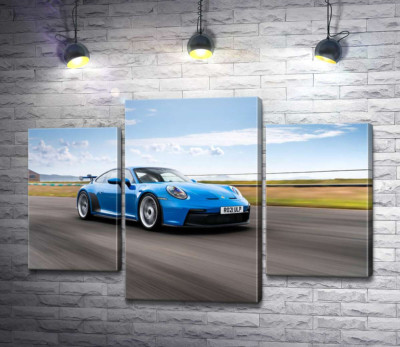 Модульная картина "Голубой автомобиль Porsche 911 GT3 на трассе"