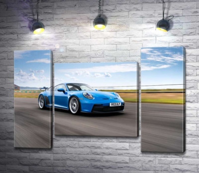 Модульна картина "Блакитний автомобіль Porsche 911 GT3 на трасі"