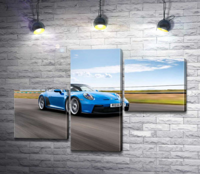 Модульна картина "Блакитний автомобіль Porsche 911 GT3 на трасі"