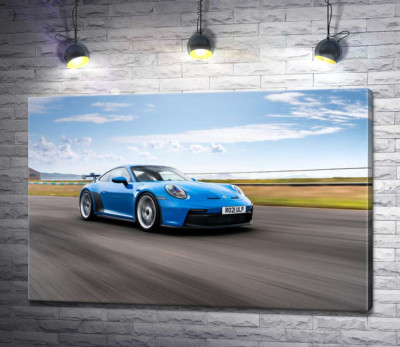 Блакитний автомобіль Porsche 911 GT3 на трасі