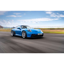Голубой автомобиль Porsche 911 GT3 на трассе