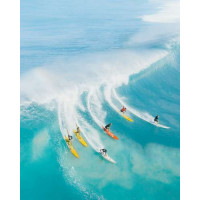 Серфингисты на прозрачно-голубых волнах океана
