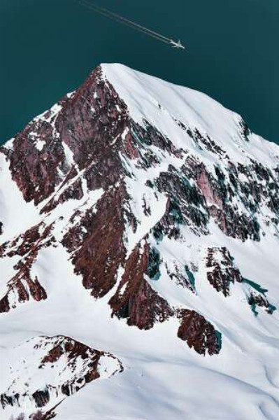 Скалистая вершина горы в снегу