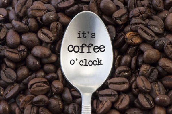 Кофейная ложка с надписью: "it's coffee o'clock"