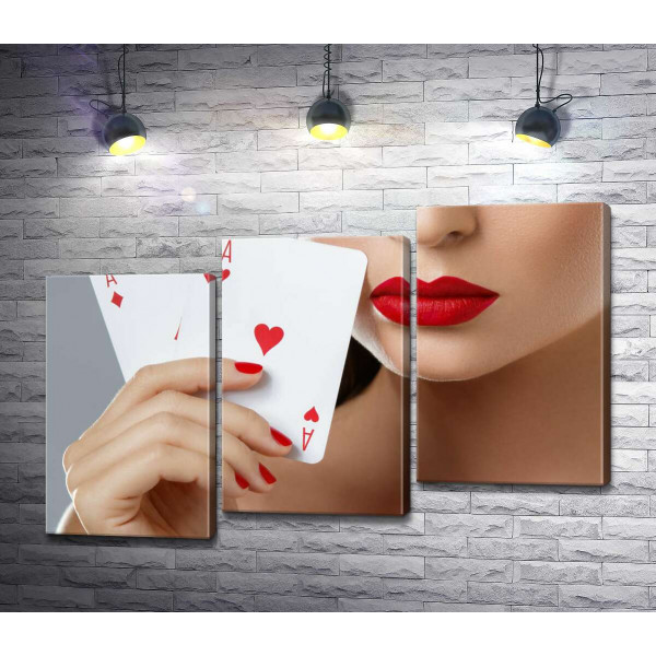 Красные игральные карты в женской руке