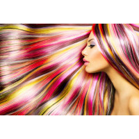 Радужные волосы красивой девушки