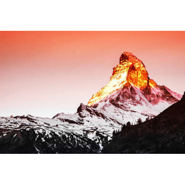 Гірська вершина в червоних променях сонця