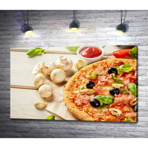 Хрустка піца з оливками, беконом та грибами