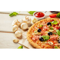 Хрустящая пицца с оливками, беконом и грибами