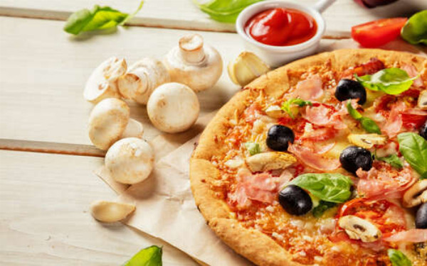 Хрустящая пицца с оливками, беконом и грибами