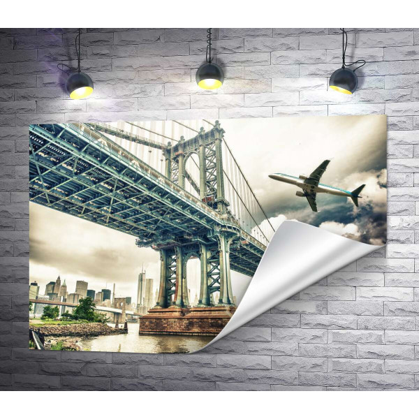 Взлетающий самолет над Манхэттенским мостом