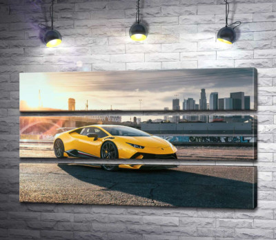Модульная картина "Желтый автомобиль Lamborghini Huracan в лучах солнца"