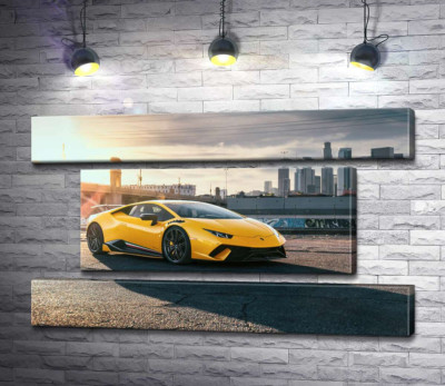 Модульная картина "Желтый автомобиль Lamborghini Huracan в лучах солнца"