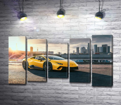 Модульная картина "Желтый автомобиль Lamborghini Huracan в лучах солнца"