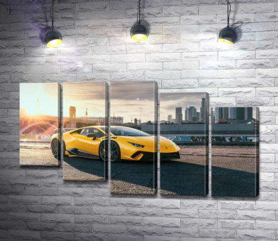 Модульна картина "Жовтий автомобіль Lamborghini Huracan в променях сонця"