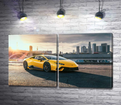 Жовтий автомобіль Lamborghini Huracan в променях сонця
