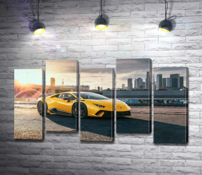 Модульная картина "Желтый автомобиль Lamborghini Huracan в лучах солнца"