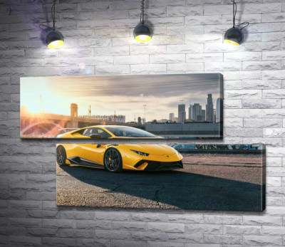 Модульная картина "Желтый автомобиль Lamborghini Huracan в лучах солнца"