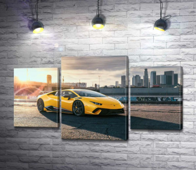 Желтый автомобиль Lamborghini Huracan в лучах солнца