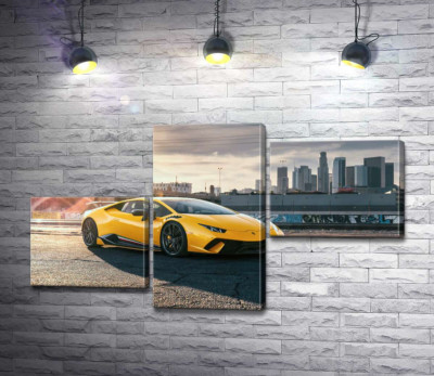 Модульная картина "Желтый автомобиль Lamborghini Huracan в лучах солнца"