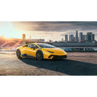Желтый автомобиль Lamborghini Huracan в лучах солнца