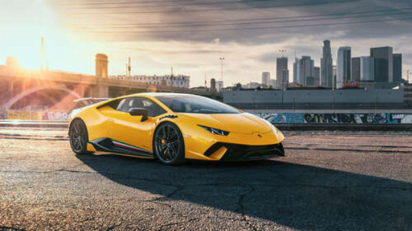 Жовтий автомобіль Lamborghini Huracan в променях сонця