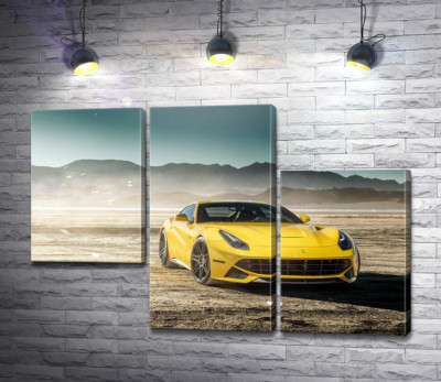 Жовтий автомобіль Ferrari F12 berlinetta в пустелі