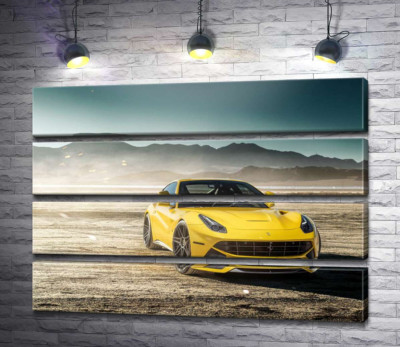 Желтый автомобиль Ferrari F12 berlinetta в пустыне