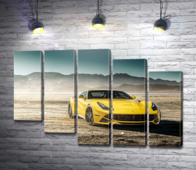 Жовтий автомобіль Ferrari F12 berlinetta в пустелі