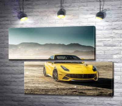Жовтий автомобіль Ferrari F12 berlinetta в пустелі
