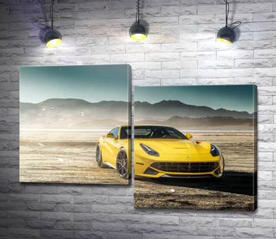 Желтый автомобиль Ferrari F12 berlinetta в пустыне