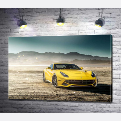 Жовтий автомобіль Ferrari F12 berlinetta в пустелі