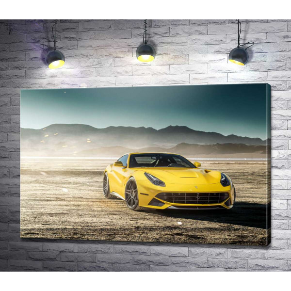 Желтый автомобиль Ferrari F12 berlinetta в пустыне