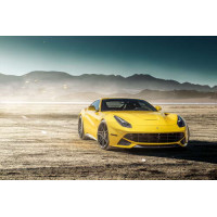 Желтый автомобиль Ferrari F12 berlinetta в пустыне