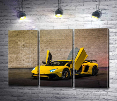 Жовтий автомобіль Lamborghini Aventador