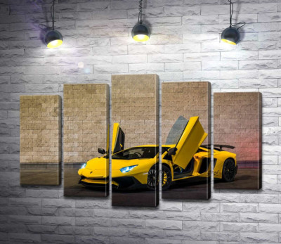 Желтый автомобиль Lamborghini Aventador
